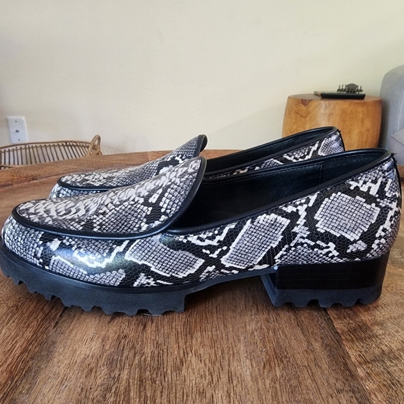Donald Pliner Python Print Leather Slip-On Loafers Womens Size 8.5 - Picture 5 of 13